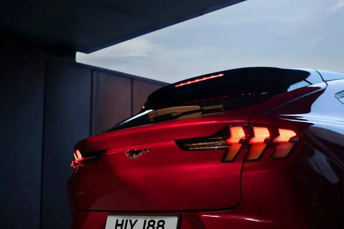 Elettronauti - Ford Mustang Mach-E Extended Range AWD - Rosso - Esterno - Vista posteriore