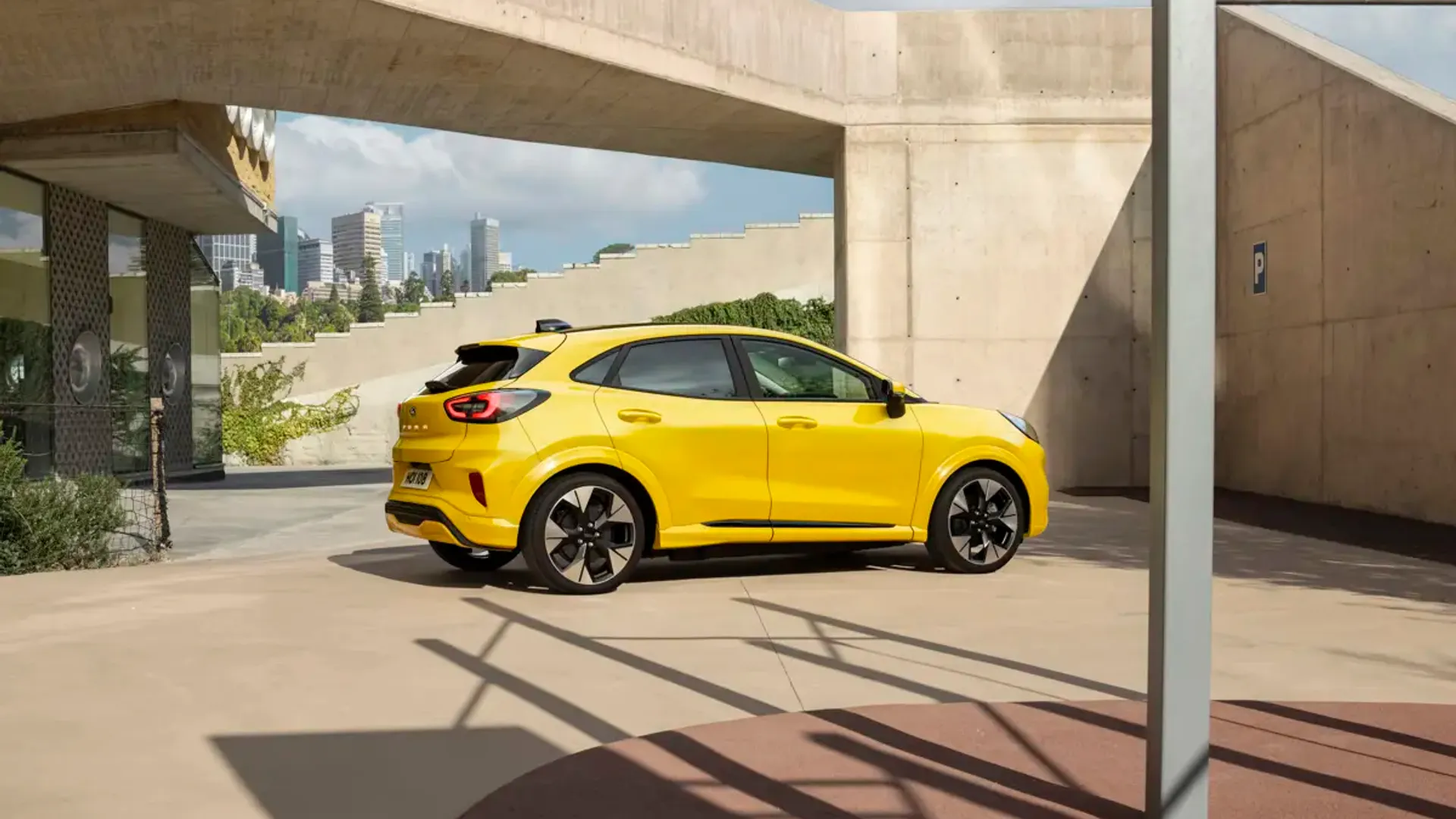 Elettronauti - Ford Puma Gen-E - Lime Green - Esterno - Vista anteriore a tre quarti