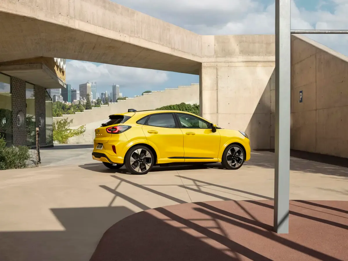 Elettronauti - Ford Puma Gen-E - Lime Green - Esterno - Vista anteriore a tre quarti