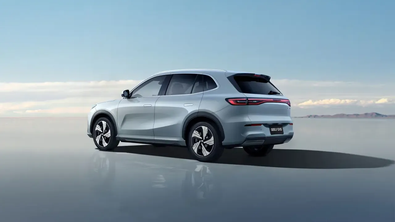 Elettronauti - Geely EX5 60.2kWh - Light Blue - Esterno - Vista anteriore a tre quarti