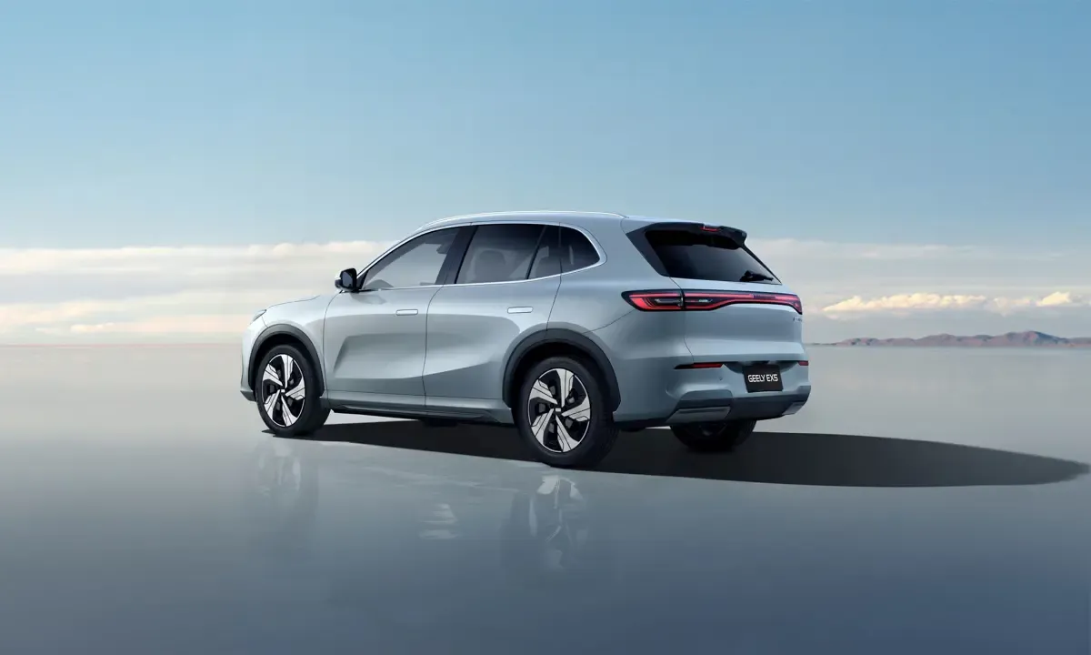 Elettronauti - Geely EX5 60.2kWh - Light Blue - Esterno - Vista anteriore a tre quarti
