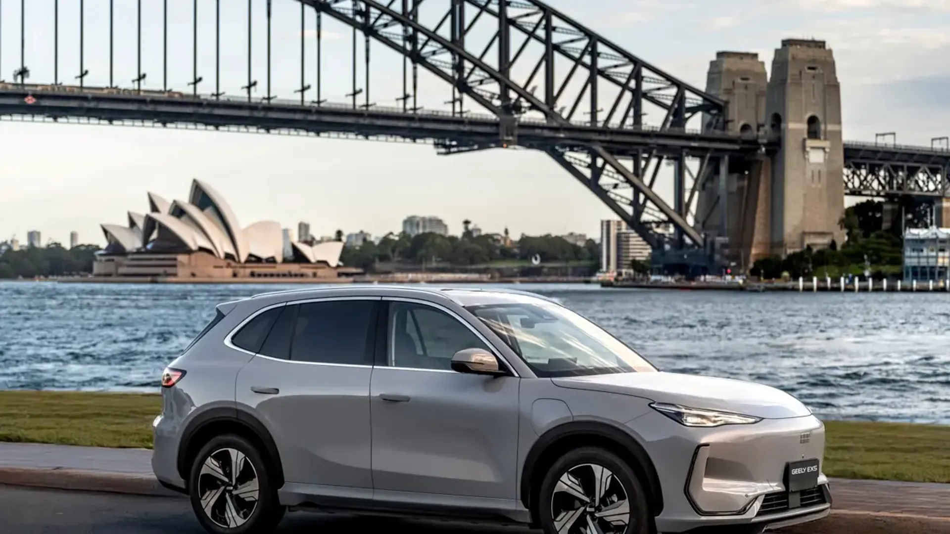 Elettronauti - Geely EX5 60.2kWh - Argento - Esterno - Vista anteriore a tre quarti