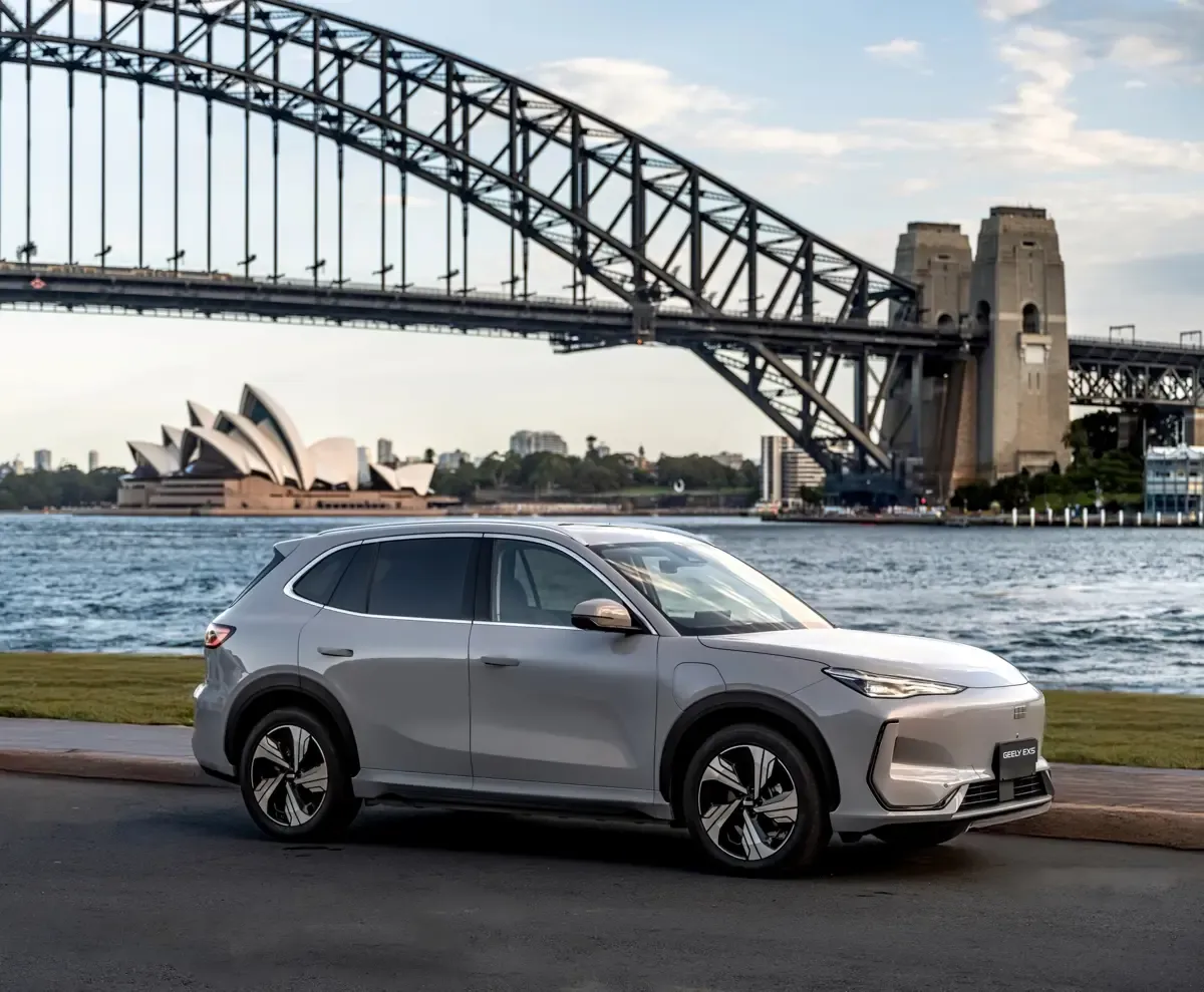 Elettronauti - Geely EX5 60.2kWh - Argento - Esterno - Vista anteriore a tre quarti