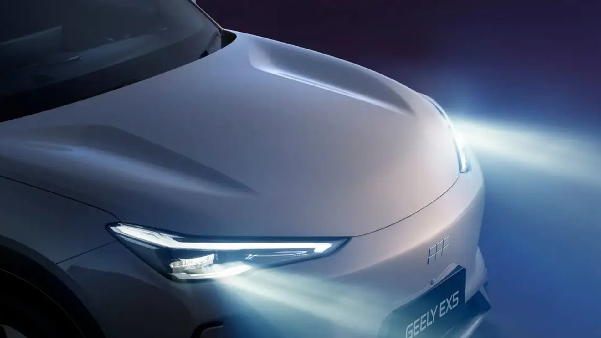 Elettronauti - Geely EX5 Pro - Argento - Esterno - Vista anteriore a tre quarti