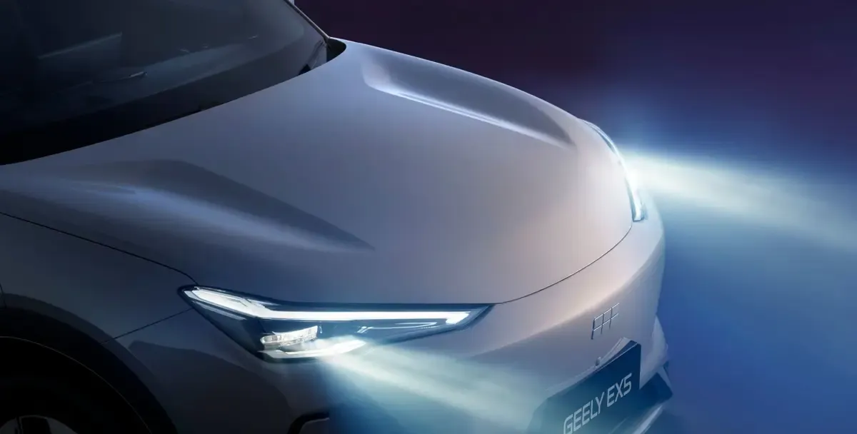 Elettronauti - Geely EX5 Pro - Argento - Esterno - Vista anteriore a tre quarti