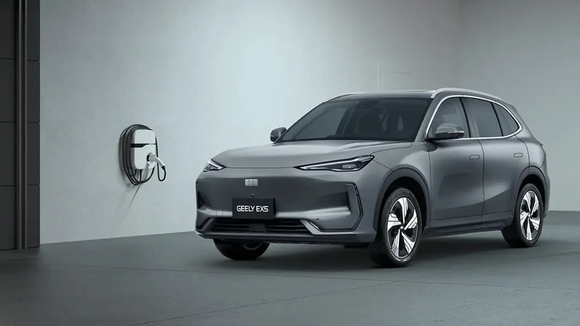 Elettronauti - Geely EX5 Pro - Bianco - Esterno - Vista anteriore a tre quarti