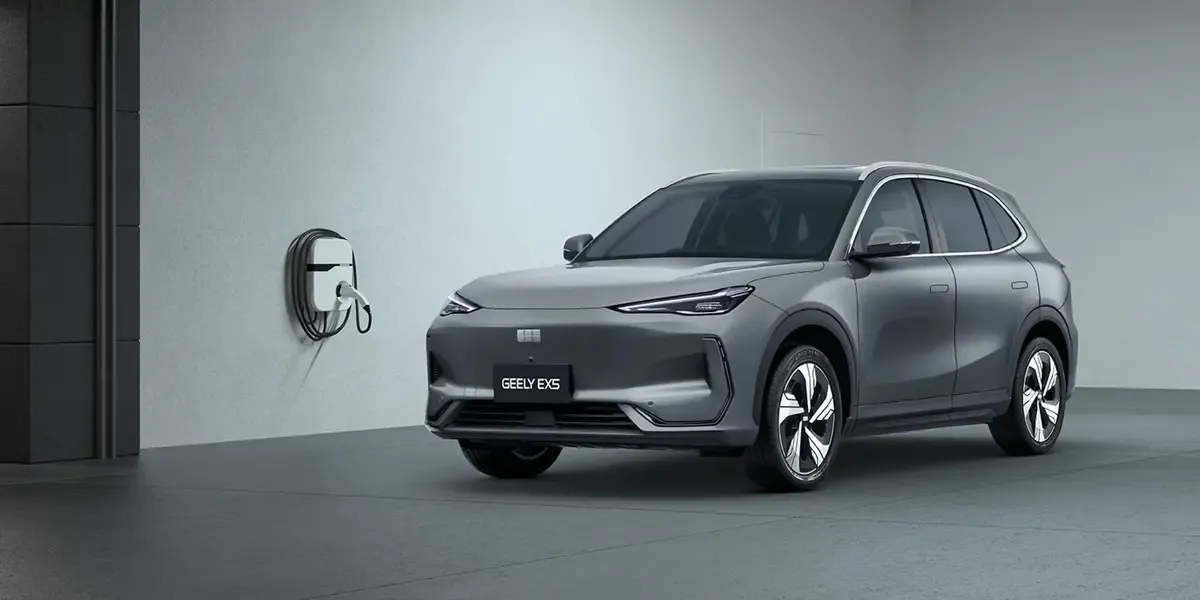 Elettronauti - Geely EX5 Pro - Bianco - Esterno - Vista anteriore a tre quarti