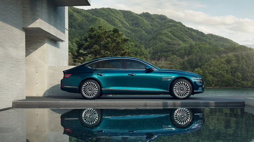 Genesis g80 elettronauti vista laterale verde acqua