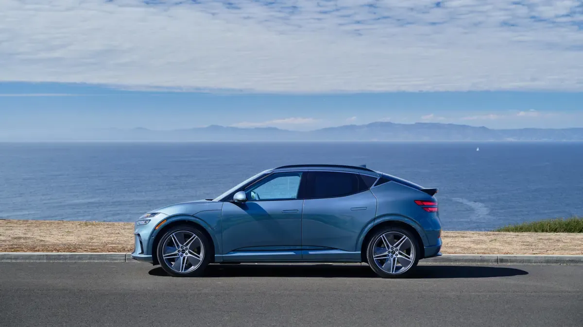Elettronauti - Genesis GV60 Pure - Bianco - Esterno - Vista anteriore a tre quarti