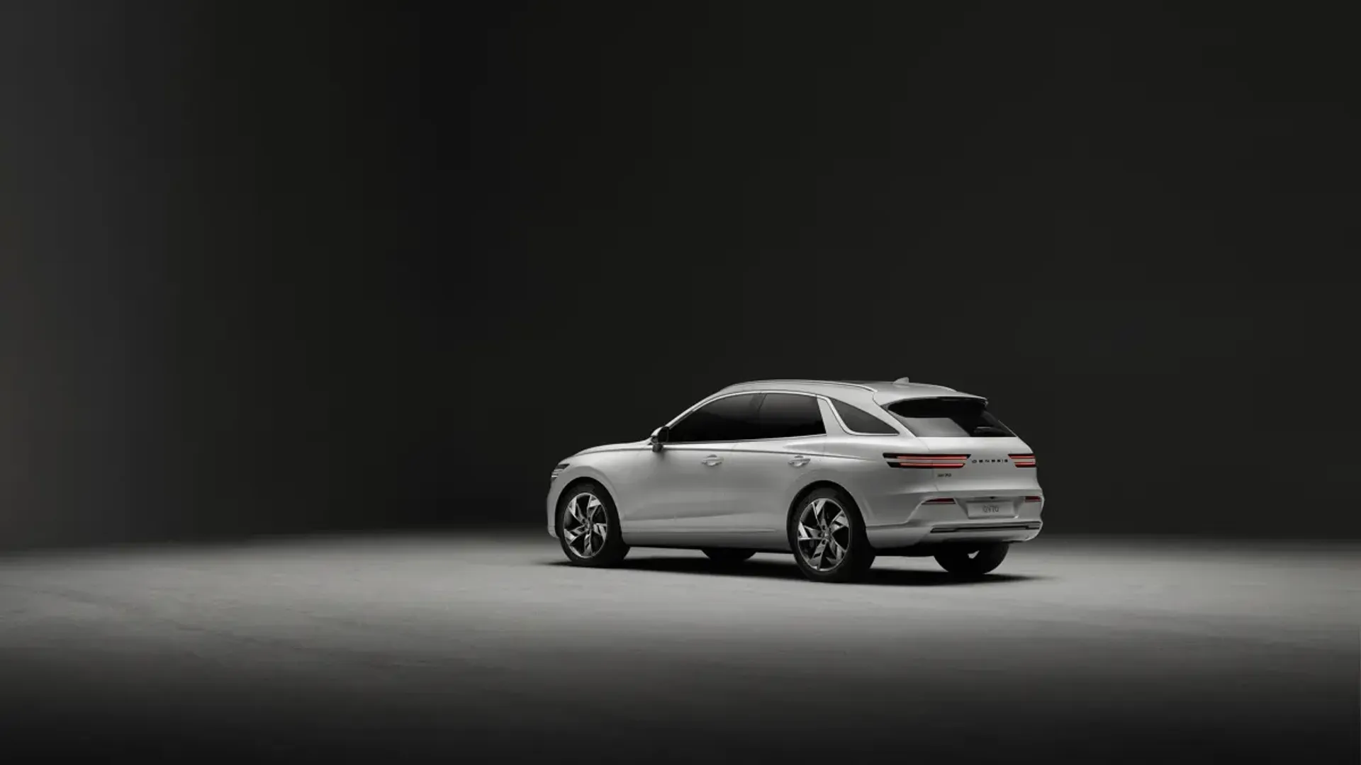 Elettronauti - Genesis Electrified GV70 AWD - Matte Grey - Esterno - Vista anteriore a tre quarti