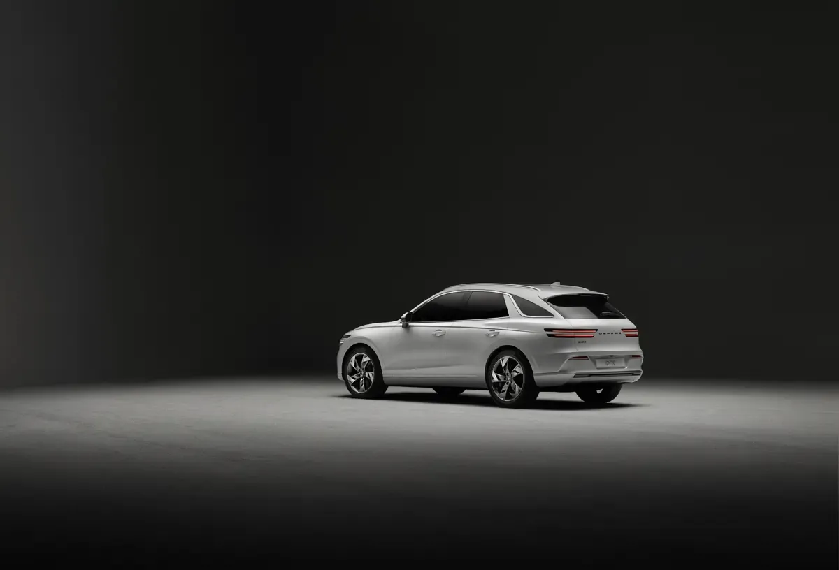 Elettronauti - Genesis Electrified GV70 AWD - Matte Grey - Esterno - Vista anteriore a tre quarti