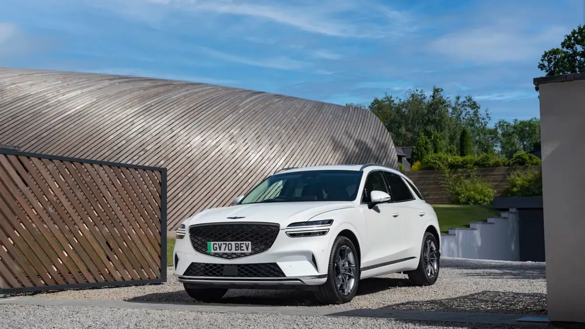 Elettronauti - Genesis Electrified GV70 AWD - Matte Grey - Esterno - Vista anteriore a tre quarti