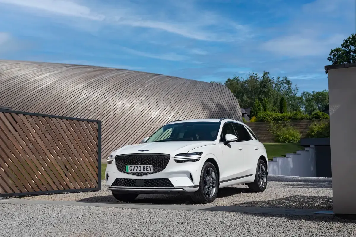 Elettronauti - Genesis Electrified GV70 AWD - Matte Grey - Esterno - Vista anteriore a tre quarti