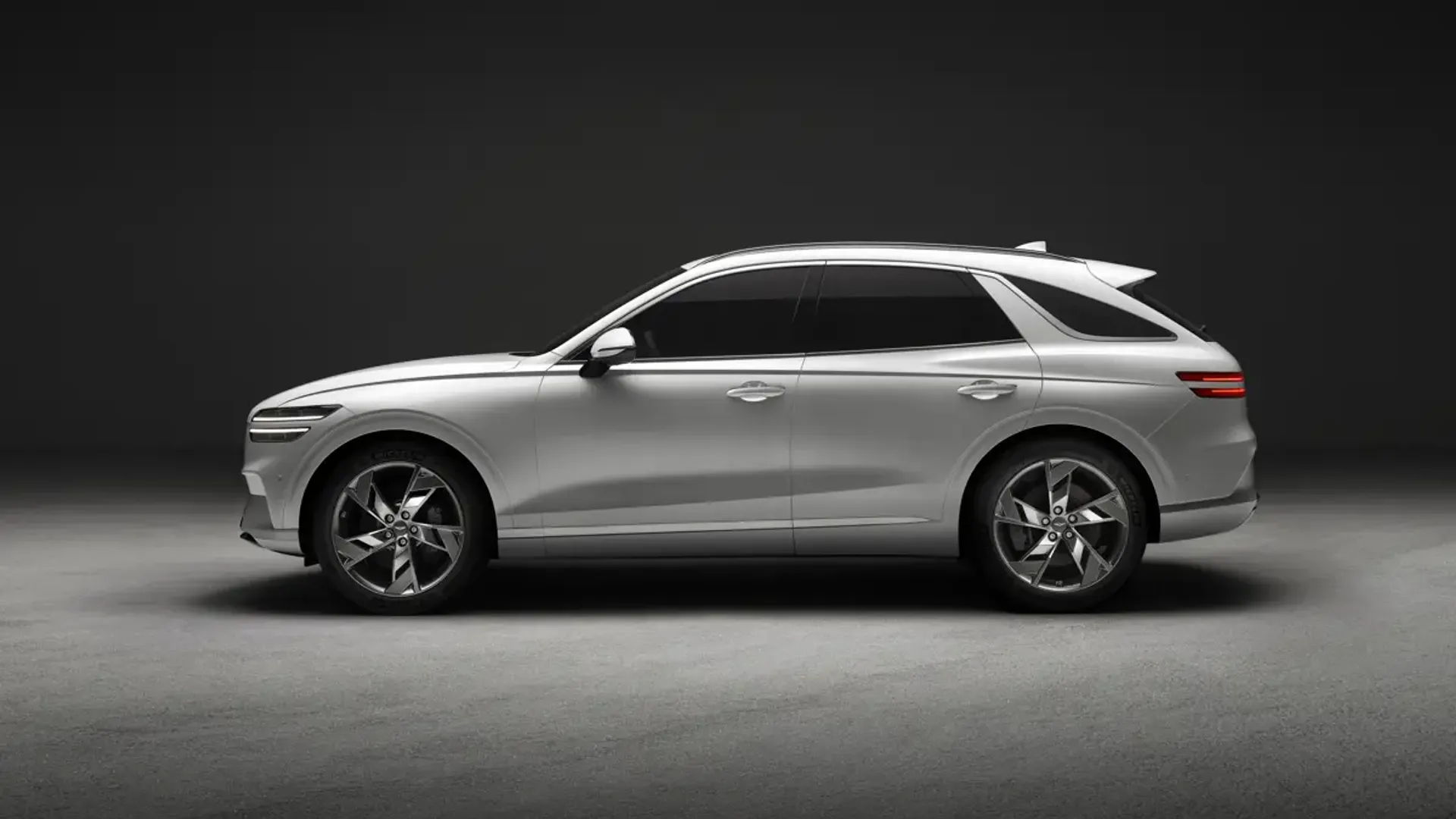 Elettronauti - Genesis Electrified GV70 AWD - Bianco - Esterno - Vista anteriore a tre quarti