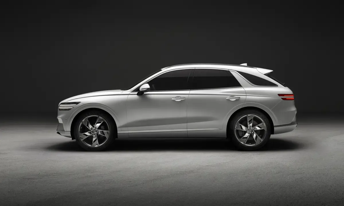 Elettronauti - Genesis Electrified GV70 AWD - Bianco - Esterno - Vista anteriore a tre quarti
