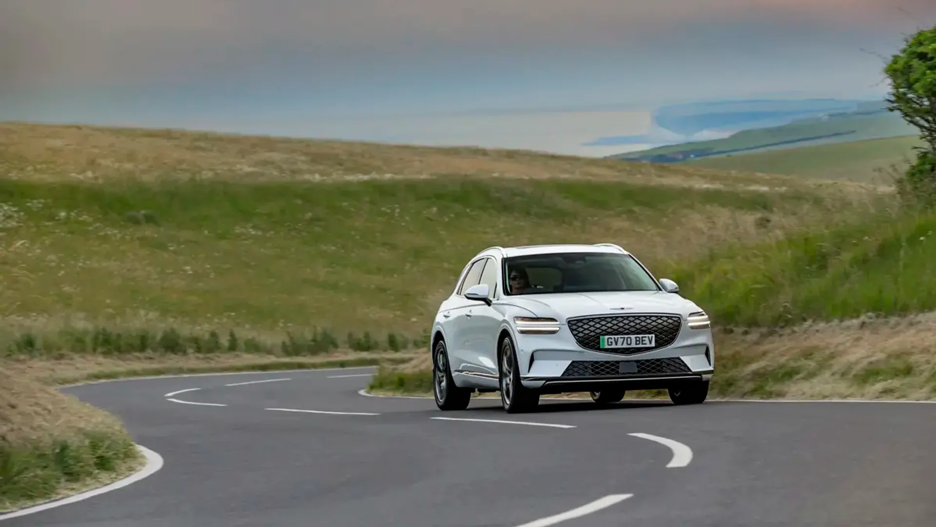Elettronauti - Genesis Electrified GV70 AWD - Bianco - Esterno - Vista anteriore a tre quarti