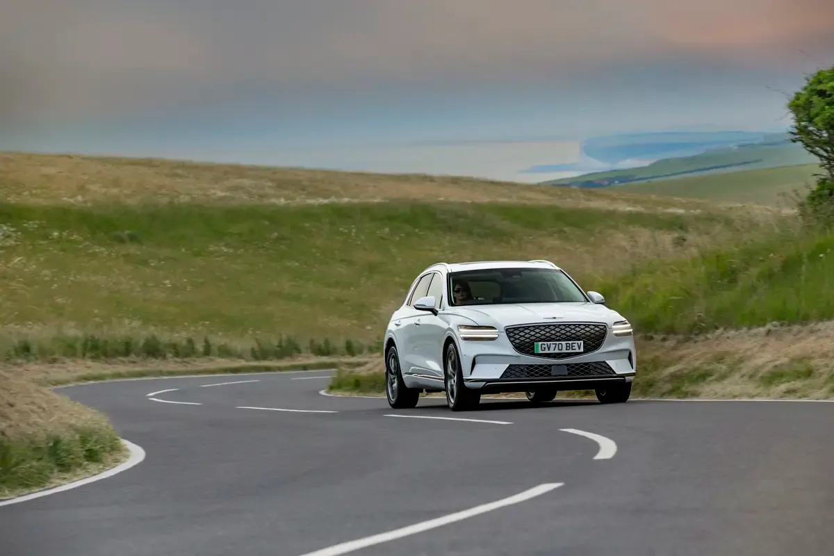Elettronauti - Genesis Electrified GV70 AWD - Bianco - Esterno - Vista anteriore a tre quarti
