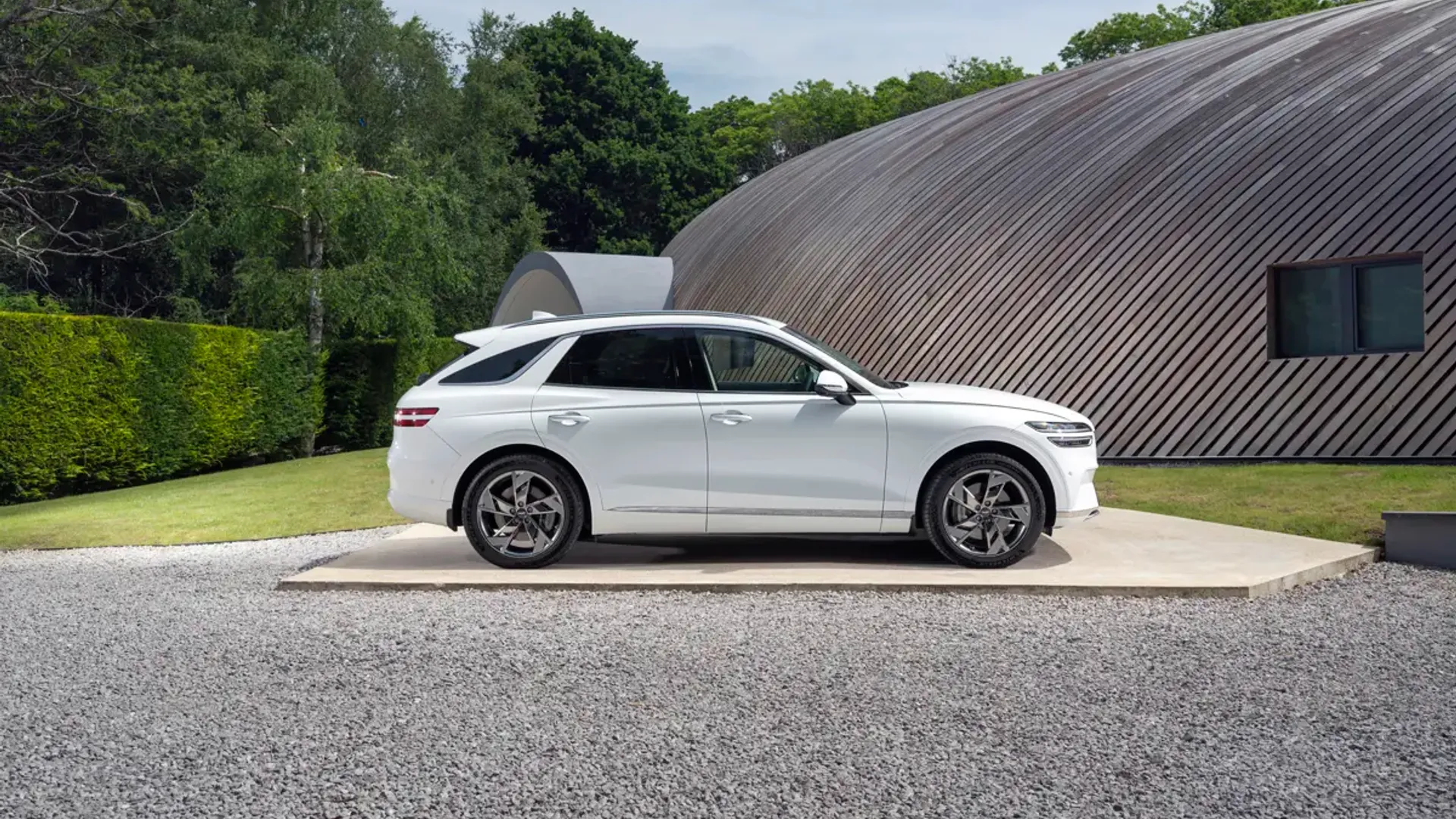 Elettronauti - Genesis Electrified GV70 AWD - Bianco - Esterno - Vista anteriore a tre quarti