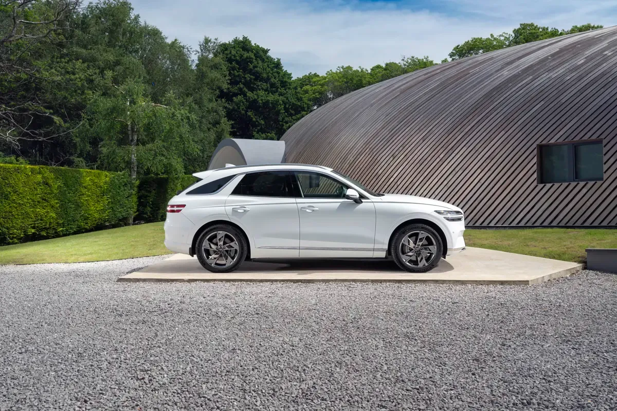 Elettronauti - Genesis Electrified GV70 AWD - Bianco - Esterno - Vista anteriore a tre quarti
