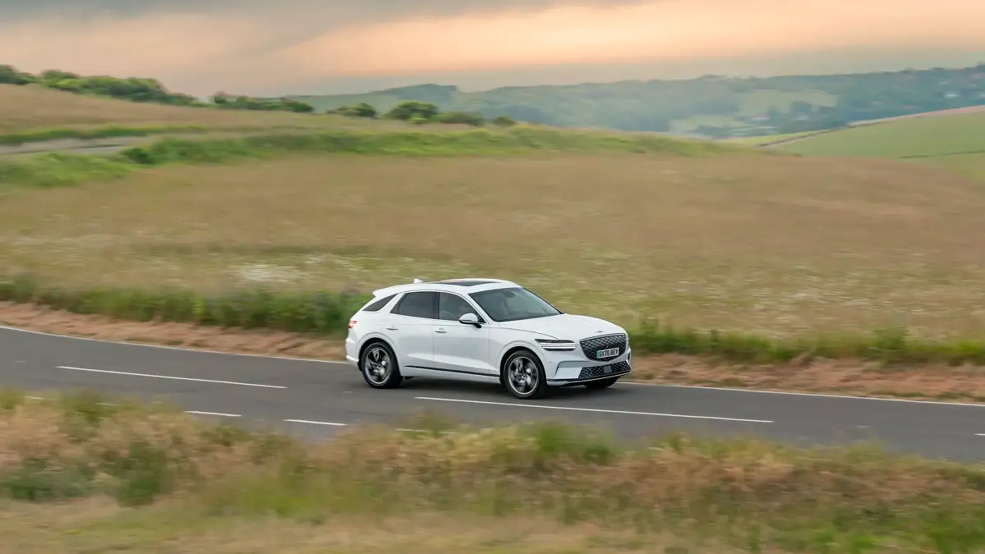 Elettronauti - Genesis Electrified GV70 AWD - Bianco - Esterno - Vista anteriore a tre quarti