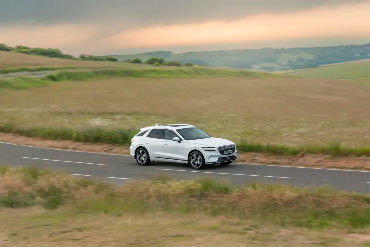 Elettronauti - Genesis Electrified GV70 AWD - Bianco - Esterno - Vista anteriore a tre quarti