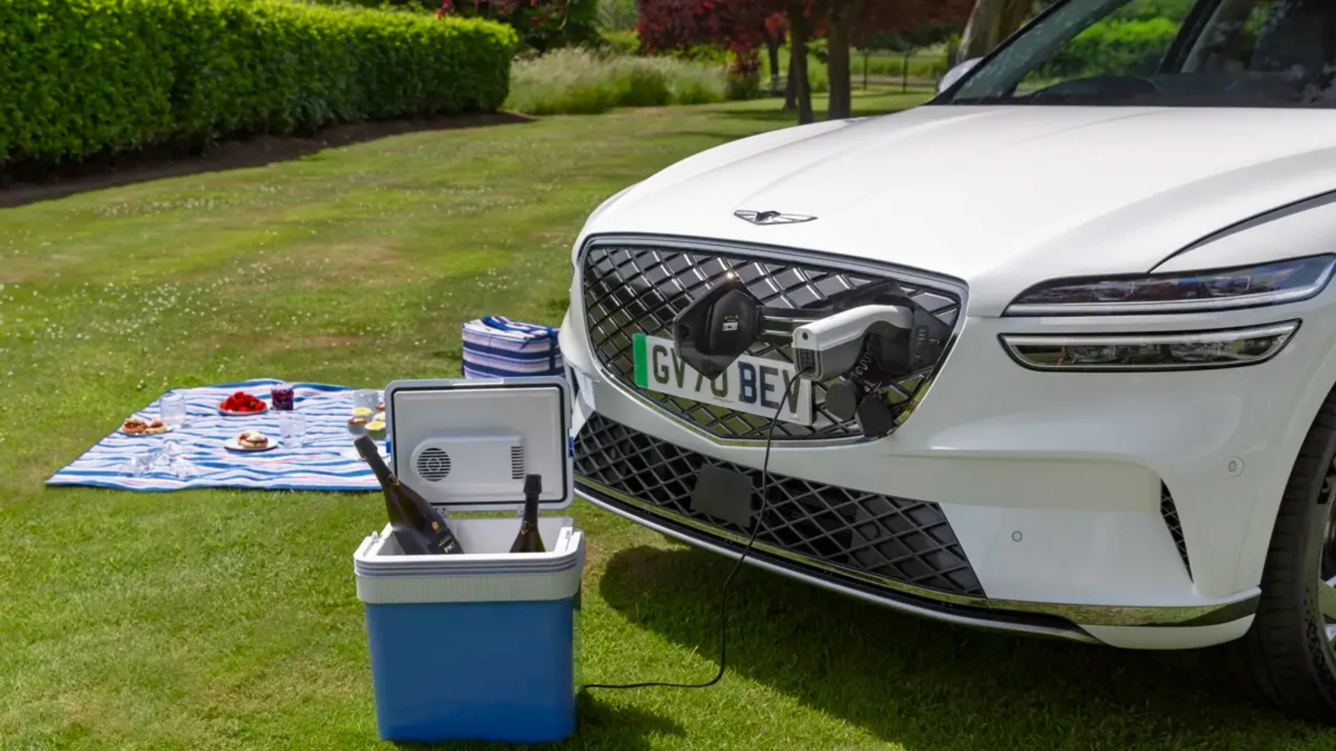 Elettronauti - Genesis Electrified GV70 AWD - Bianco - Esterno - Vista anteriore a tre quarti