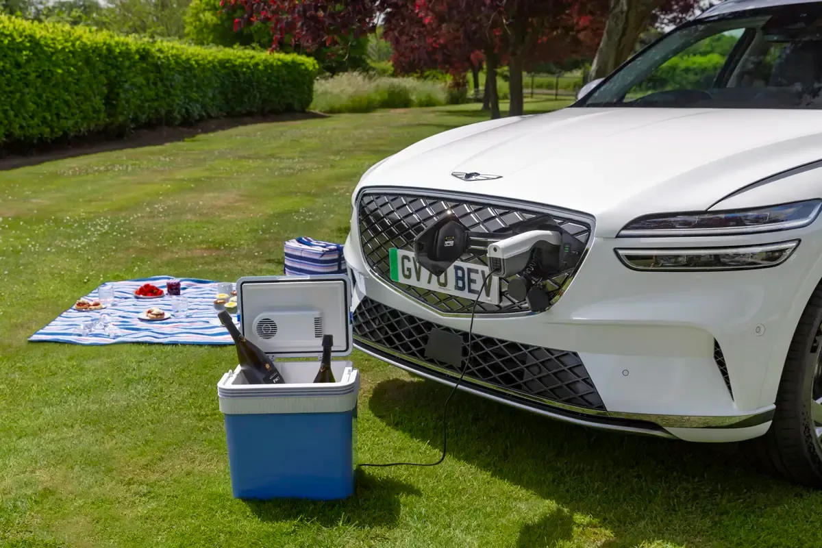 Elettronauti - Genesis Electrified GV70 AWD - Bianco - Esterno - Vista anteriore a tre quarti