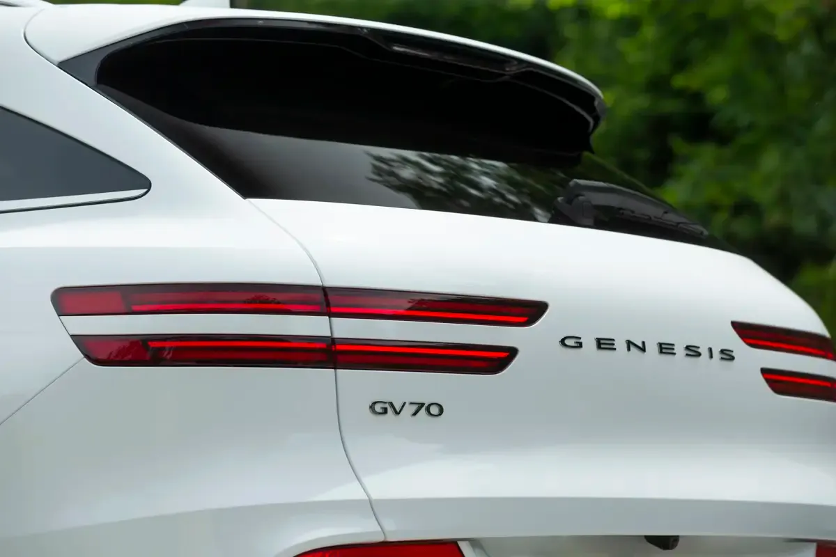 Elettronauti - Genesis Electrified GV70 AWD - Grigio - Esterno - Vista posteriore