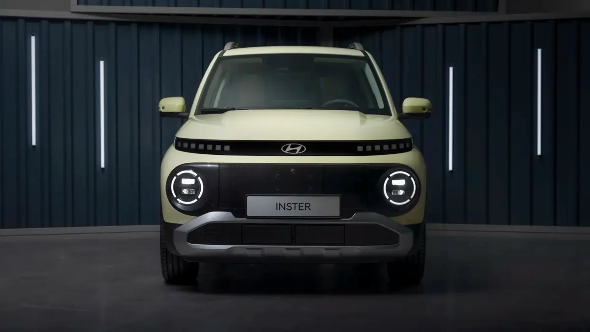 Elettronauti - Hyundai Inster Standard Range - Grigio - Esterno - Vista anteriore a tre quarti