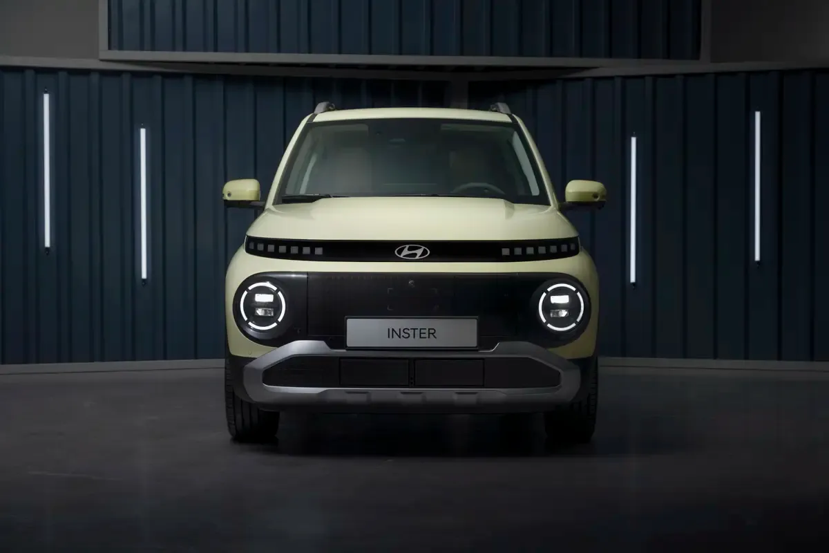 Elettronauti - Hyundai Inster Standard Range - Grigio - Esterno - Vista anteriore a tre quarti