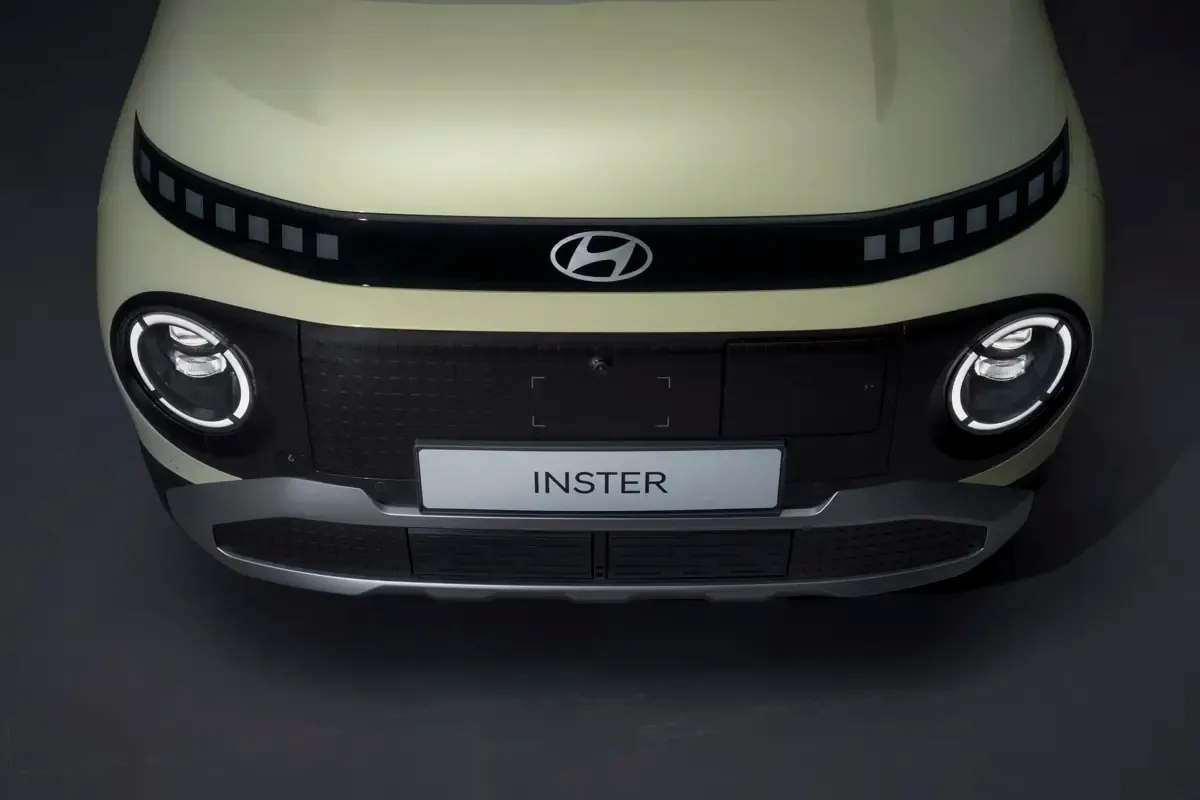 Elettronauti - Hyundai Inster Standard Range - Grigio - Esterno - Vista anteriore a tre quarti
