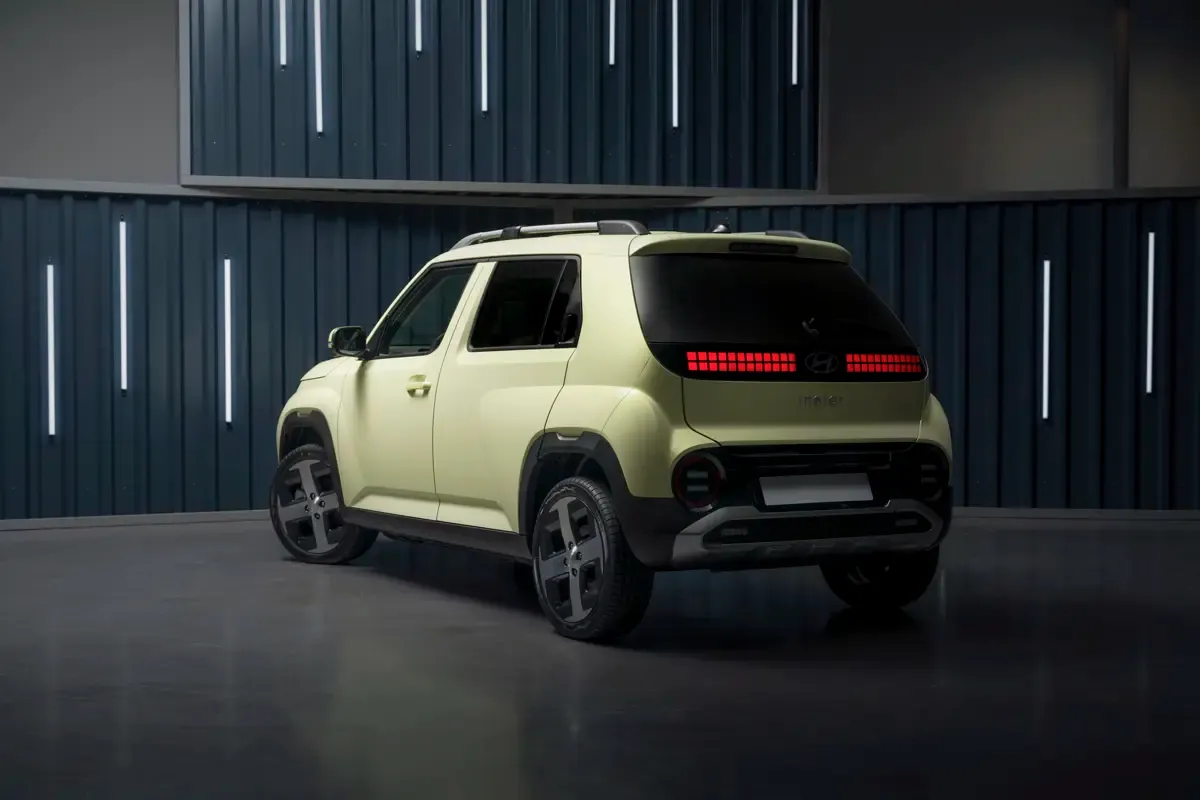 Elettronauti - Hyundai Inster Standard Range - Light Yellow - Esterno - Vista anteriore a tre quarti