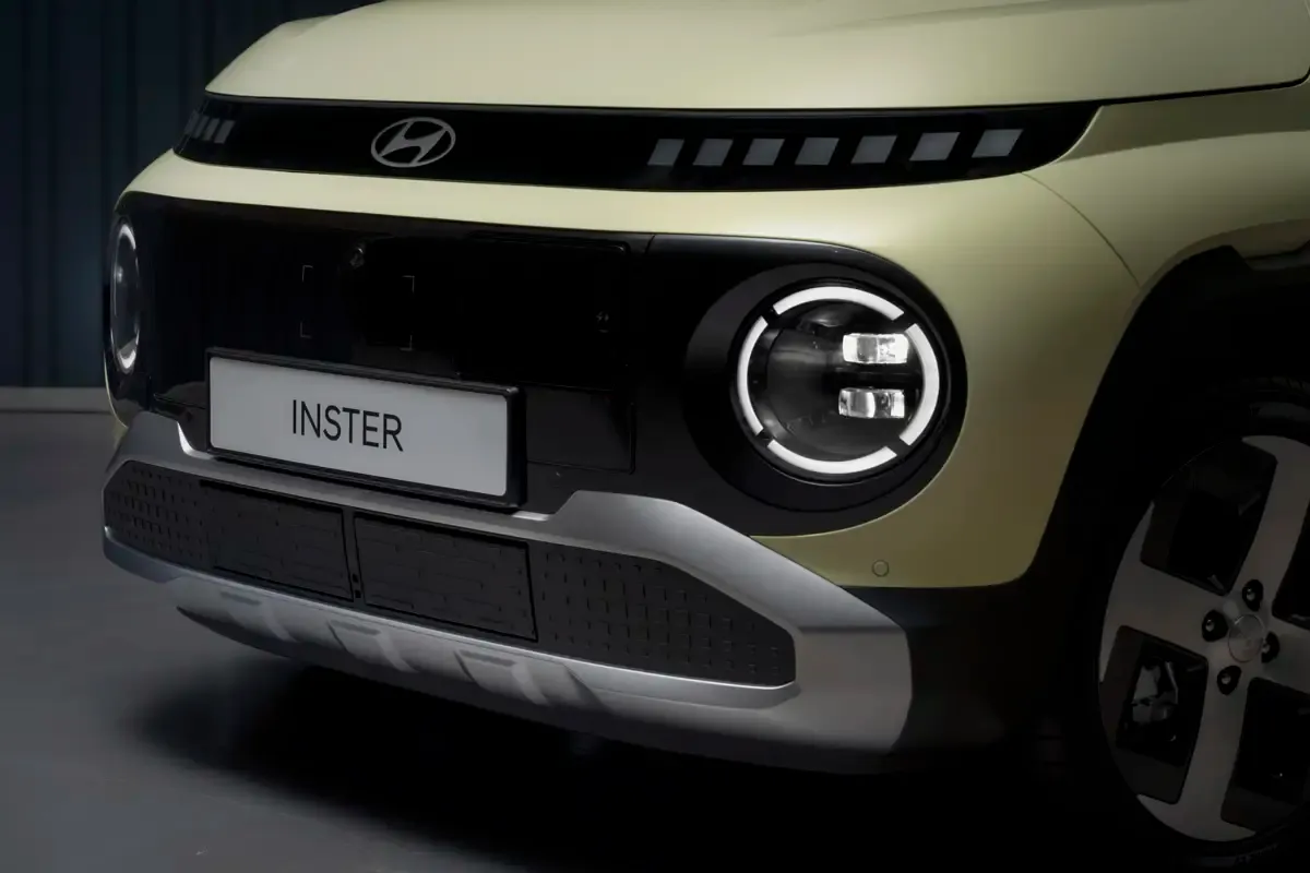 Elettronauti - Hyundai Inster Standard Range - Bianco - Esterno - Vista anteriore a tre quarti