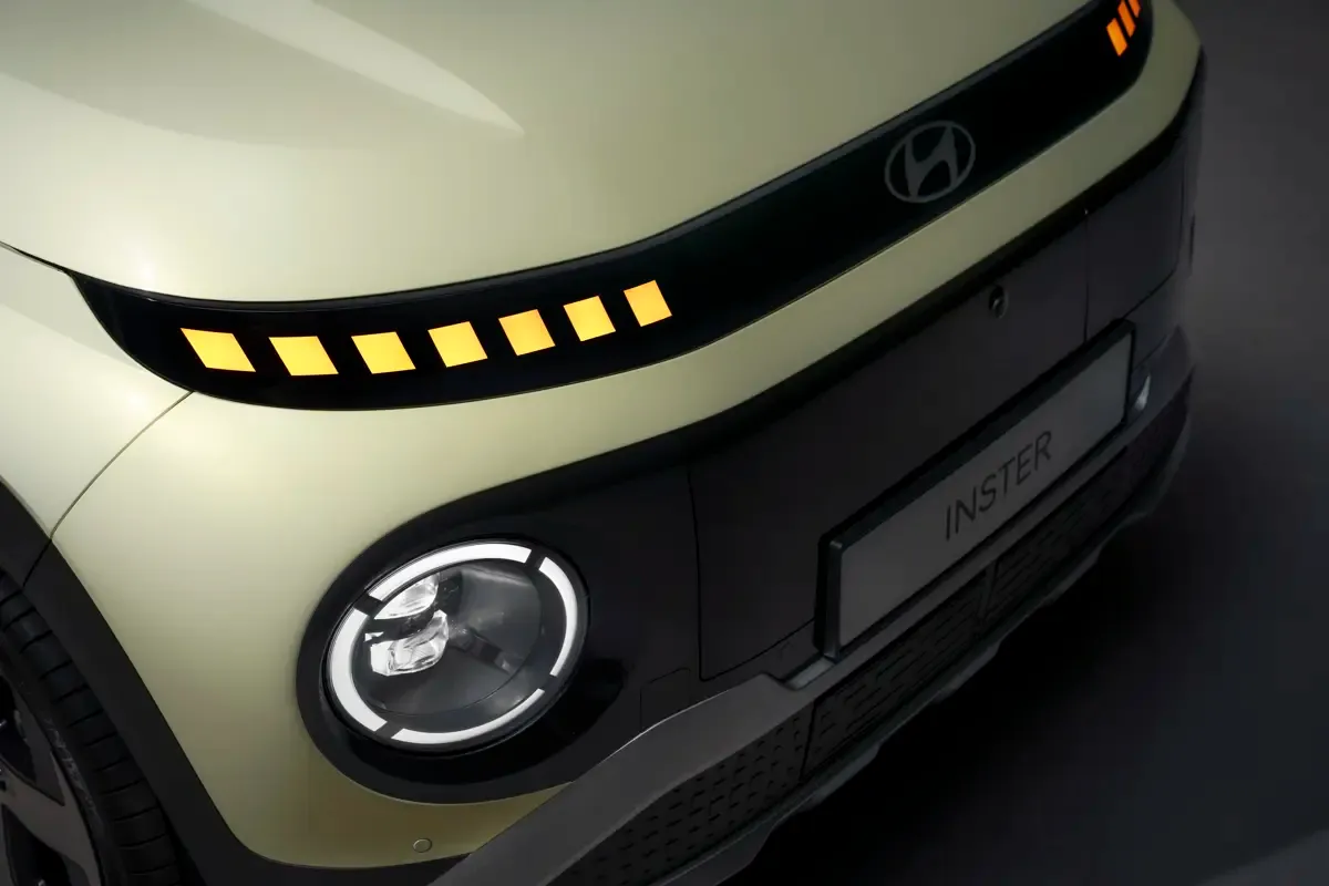 Elettronauti - Hyundai Inster Standard Range - Giallo - Esterno - Vista anteriore a tre quarti