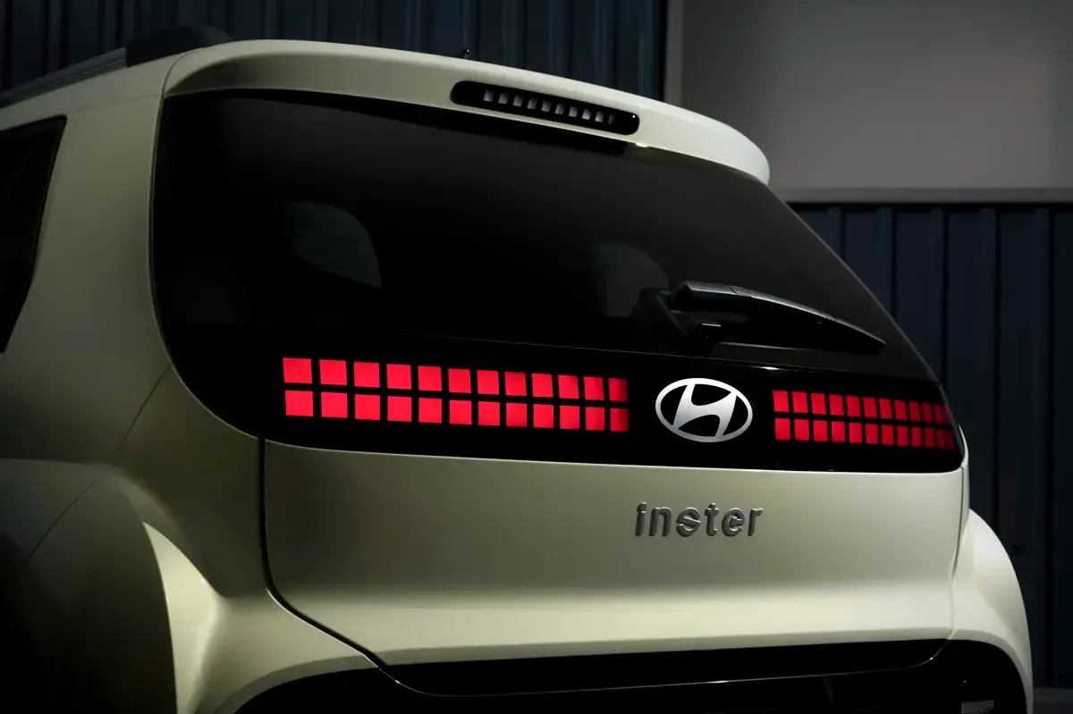 Elettronauti - Hyundai Inster Standard Range - Esterno - Vista posteriore