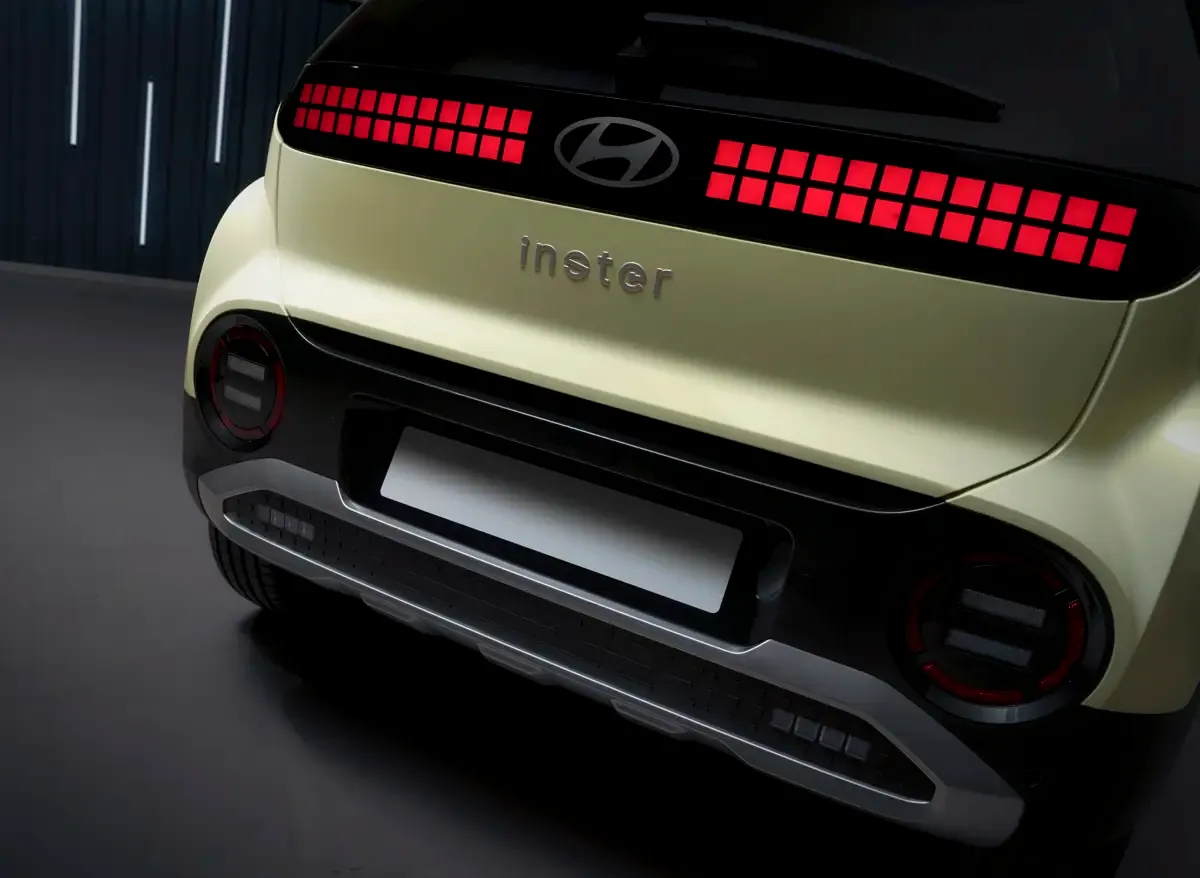 Elettronauti - Hyundai Inster Standard Range - Giallo - Esterno - Vista posteriore