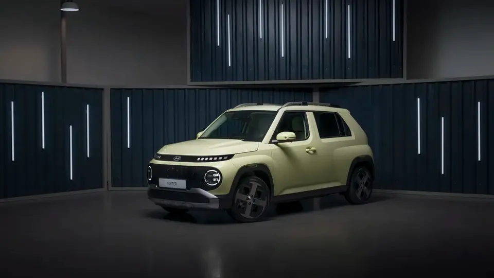 Elettronauti - Hyundai Inster Standard Range - Beige - Esterno - Vista anteriore a tre quarti