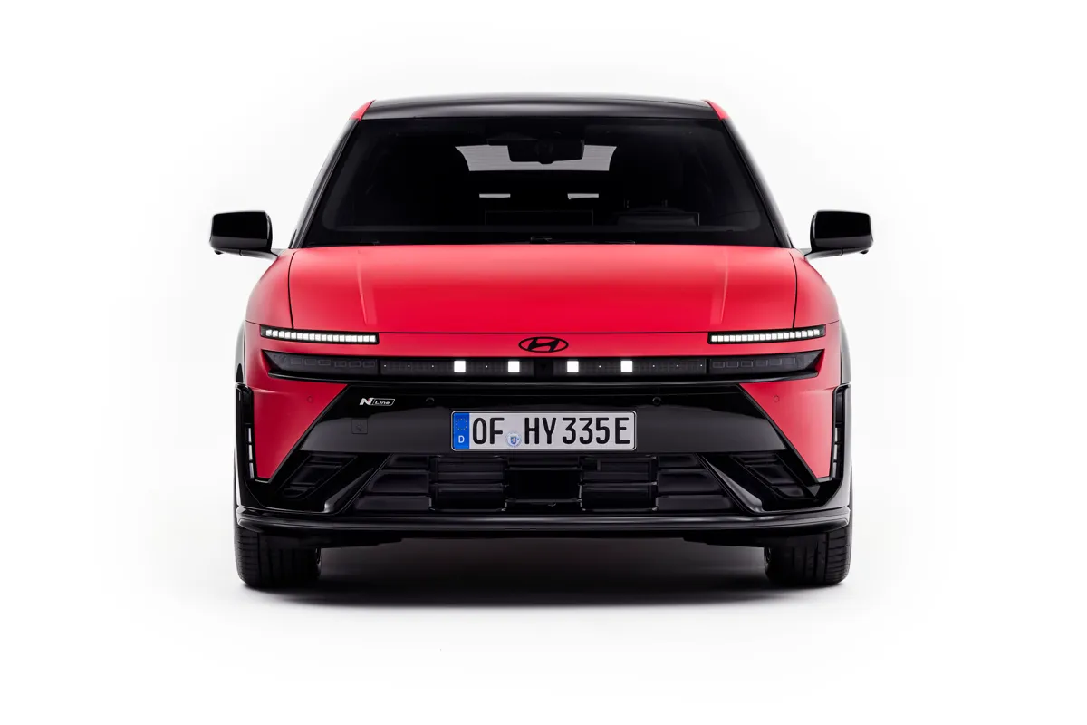 Elettronauti - Hyundai Ioniq 3 Standard Range - Light Blue - Esterno - Vista anteriore a tre quarti
