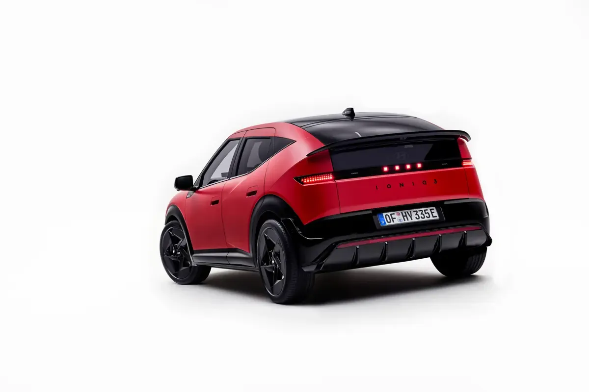 Elettronauti - Hyundai Ioniq 3 Standard Range - Matte Grey - Esterno - Vista anteriore a tre quarti
