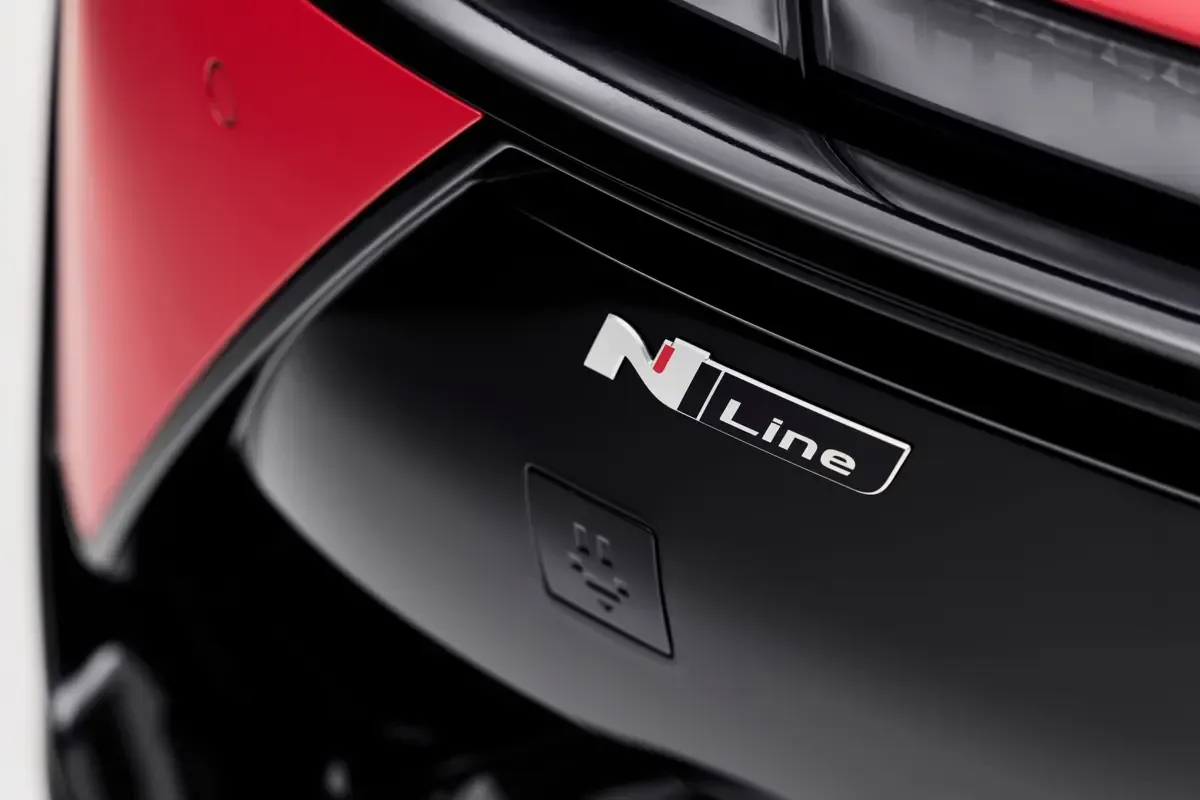 Elettronauti - Hyundai Ioniq 3 Standard Range - Bianco - Esterno - Vista anteriore a tre quarti