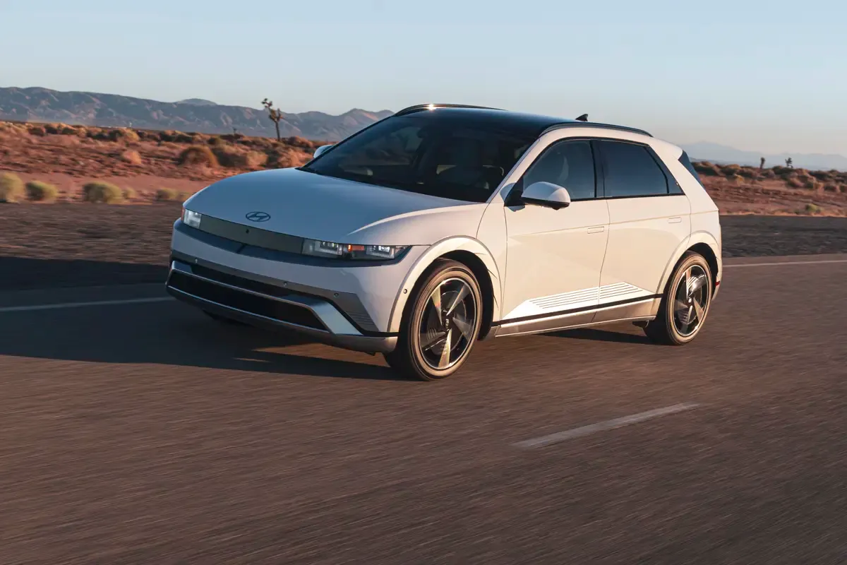 Elettronauti - Hyundai Ioniq 5 Long Range AWD - Gravity Gold Matte - Esterno - Vista anteriore a tre quarti