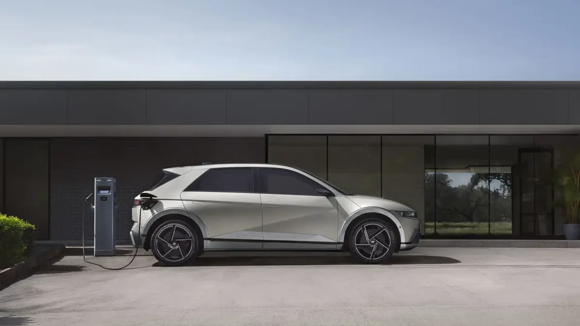 Elettronauti - Hyundai Ioniq 5 Long Range AWD - Grigio - Esterno - Vista anteriore a tre quarti