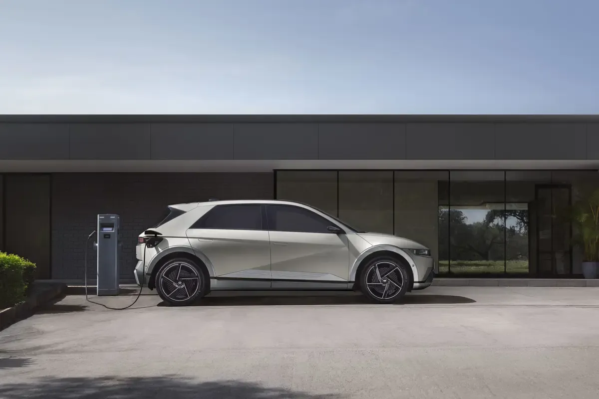Elettronauti - Hyundai Ioniq 5 Long Range AWD - Grigio - Esterno - Vista anteriore a tre quarti