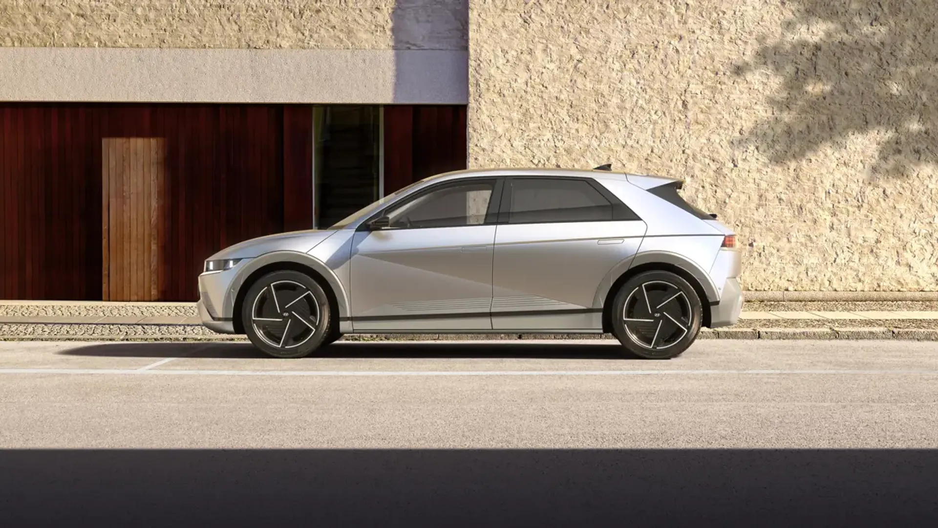 Elettronauti - Hyundai Ioniq 5 Long Range AWD - Grigio - Esterno - Vista anteriore a tre quarti