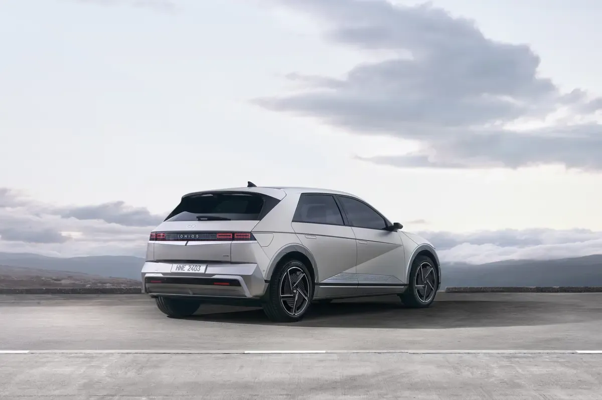 Elettronauti - Hyundai Ioniq 5 Long Range AWD - Grigio - Esterno - Vista anteriore a tre quarti
