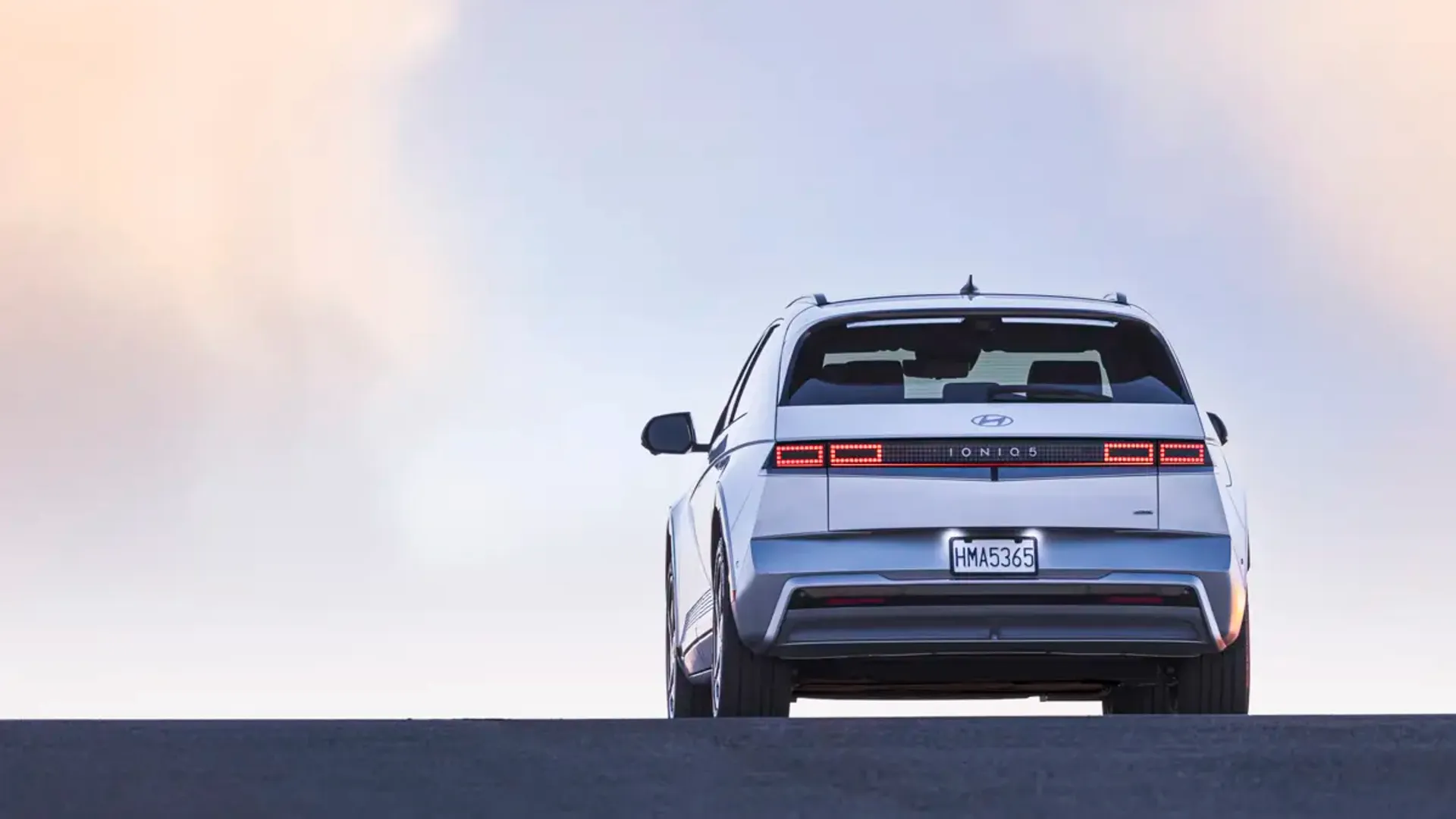 Elettronauti - Hyundai Ioniq 5 Long Range AWD - Grigio - Esterno - Vista anteriore a tre quarti