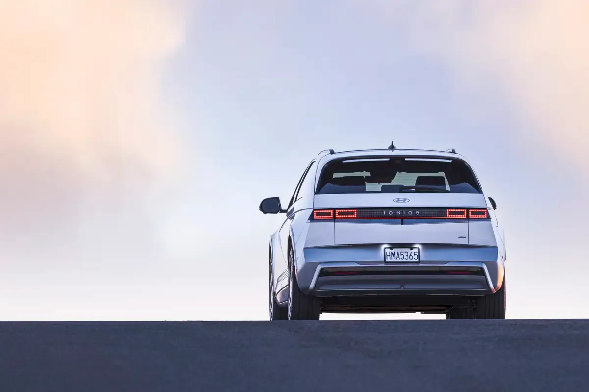 Elettronauti - Hyundai Ioniq 5 Long Range AWD - Grigio - Esterno - Vista anteriore a tre quarti