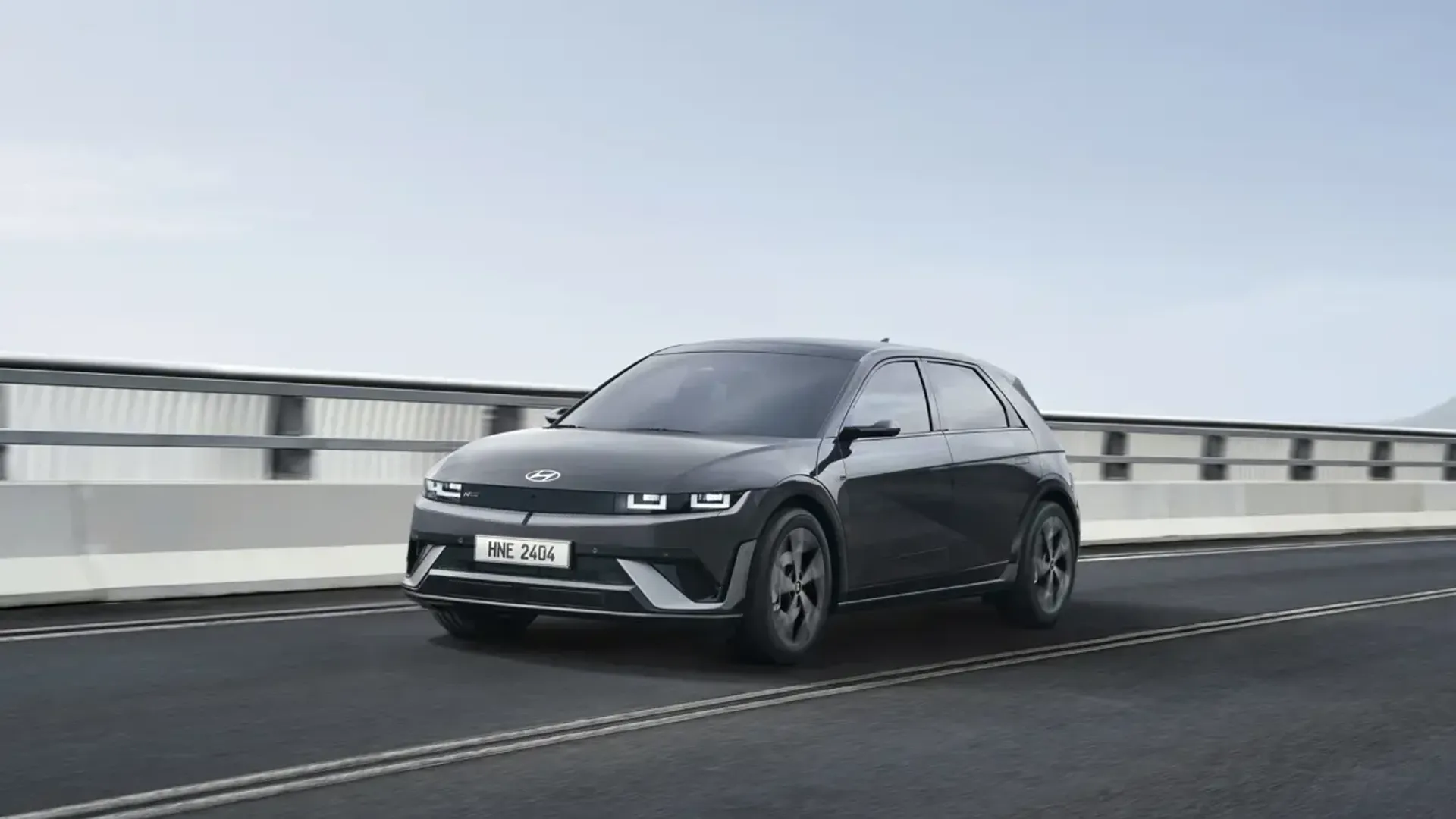 Elettronauti - Hyundai Ioniq 5 Long Range AWD - Matte Grey - Esterno - Vista anteriore a tre quarti