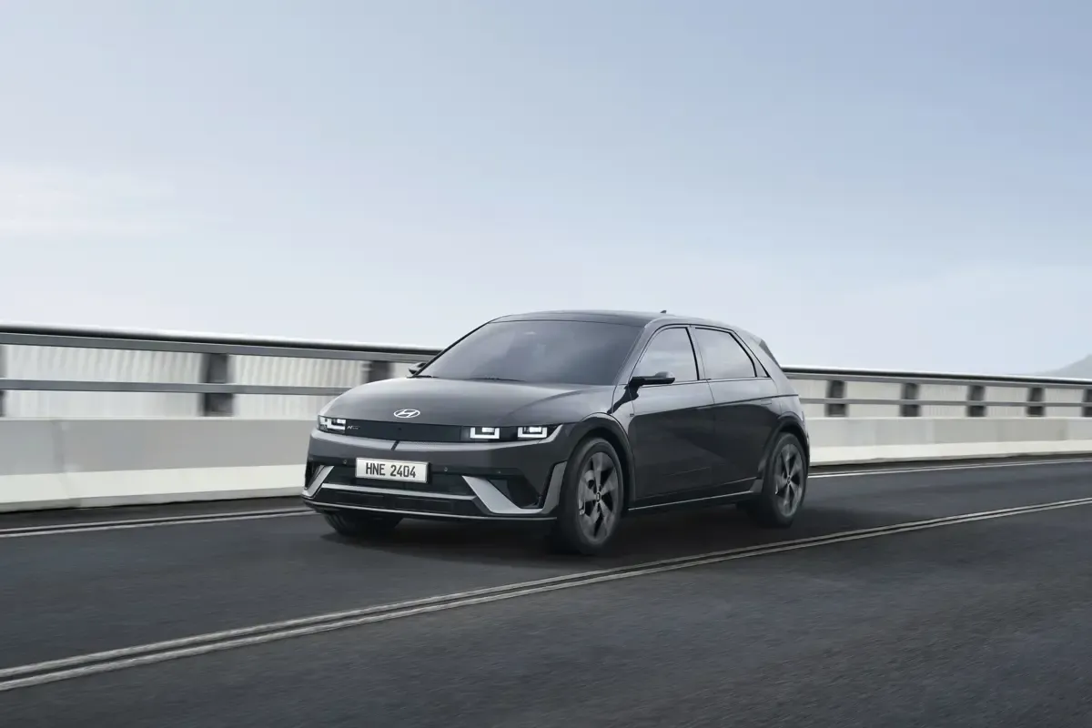 Elettronauti - Hyundai Ioniq 5 Long Range AWD - Matte Grey - Esterno - Vista anteriore a tre quarti