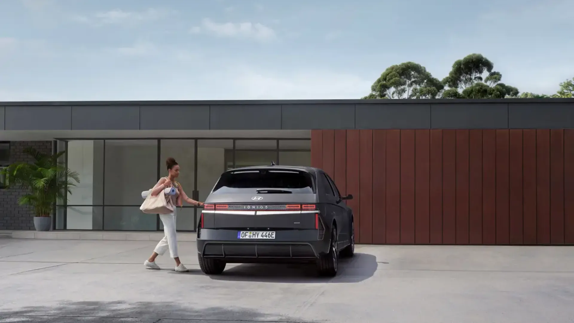 Elettronauti - Hyundai Ioniq 5 Long Range AWD - Matte Grey - Esterno - Vista anteriore a tre quarti